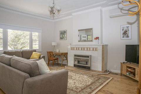 Rose Cottage - Charming Double Brick - Near Cook Park & CBD - Sydneys Hotel 1
