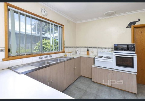 Rosebud Beachhouse Across From Beach - Sydneys Hotel 1