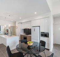 Round About Bulimba - Executive 3BR Bulimba apartment near Oxford St shops and restaurants - Sydneys Hotel