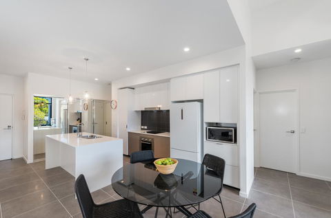 Round About Bulimba - Executive 3BR Bulimba Apartment Near Oxford St Shops And Restaurants - Sydneys Hotel 0