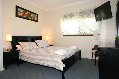 Safety Bay Guest House - Sydneys Hotel 1