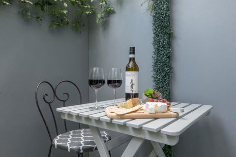 Sailaway Beach House - Sydneys Hotel 2