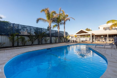 Sails Geraldton Accommodation - Sydneys Hotel 0