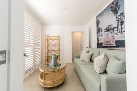 Sandcastle, 26a Winsor Street - Sydneys Hotel 3