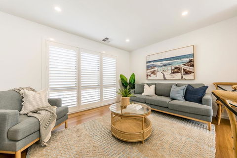Sandcastle, 26a Winsor Street - Sydneys Hotel 1