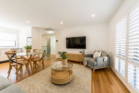 Sandcastle, 26a Winsor Street - Sydneys Hotel 0