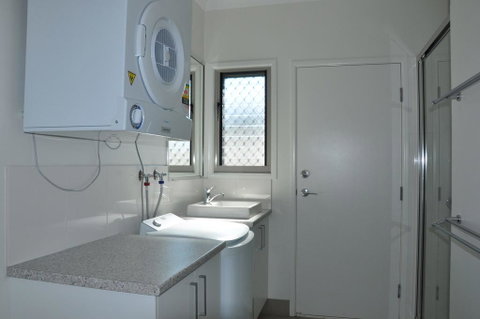 Seadaze 1 - Rainbow Beach, Gorgeous Unit Close To The Beach, Aircon, Pool - Sydneys Hotel 1