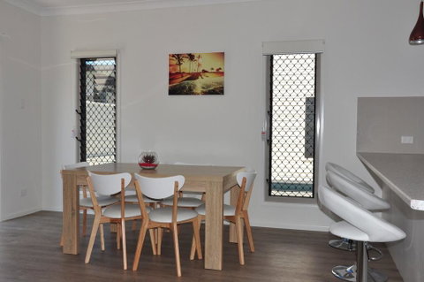 Seadaze 1 - Rainbow Beach, Gorgeous Unit Close To The Beach, Aircon, Pool - Sydneys Hotel 2