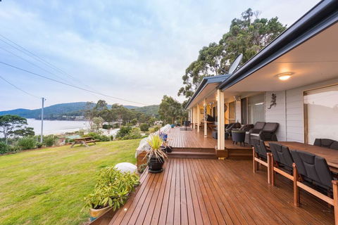Seaview Family Retreat - Sydneys Hotel 0