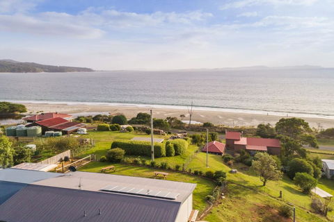 Seaview Family Retreat - Sydneys Hotel 1