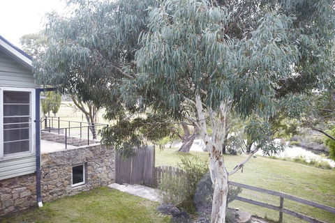 Second Flat Retreat - Sydneys Hotel 1