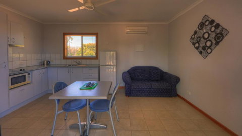 Shady Lane Tourist Park - Sydneys Hotel 2