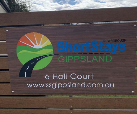 Short Stays Gippsland (Newborough) - Sydneys Hotel 1