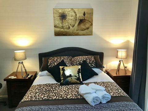 Short Stays Gippsland (Newborough) - Sydneys Hotel 0