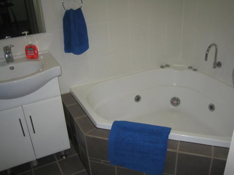 Showgrounds Cottage Naracoorte - Sydneys Hotel 3
