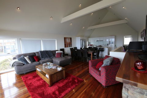 Silver Springs - Sydneys Hotel 0