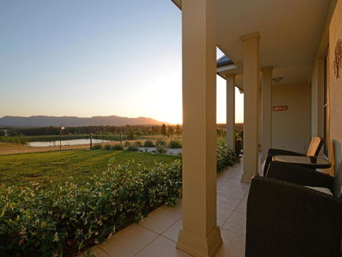 Silver Springs Estate 4br House + 6br House With Wifi, Pool. Fireplace, Views, Olives And Space - Sydneys Hotel 1