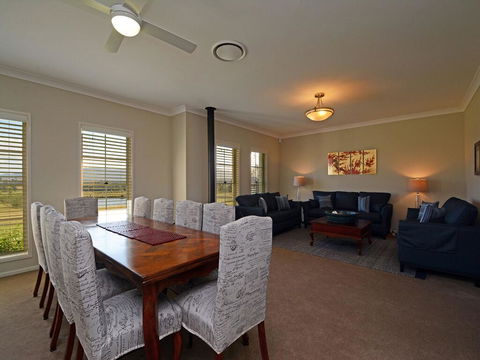 Silver Springs Estate 4br House + 6br House With Wifi, Pool. Fireplace, Views, Olives And Space - Sydneys Hotel 3