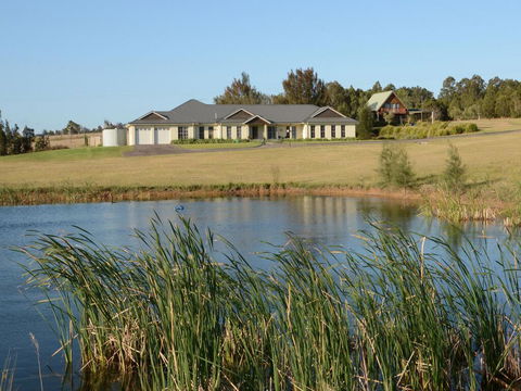 Silver Springs Estate 4br House + 6br House With Wifi, Pool. Fireplace, Views, Olives And Space - Sydneys Hotel 0
