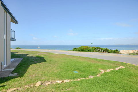 South Seas Beachfront Apartments - Sydneys Hotel 1