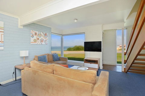 South Seas Beachfront Apartments - Sydneys Hotel 3