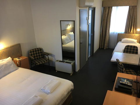 Spa Village Travel Inn - Sydneys Hotel 1