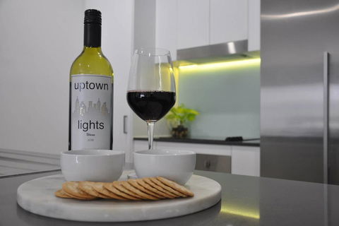 Spacious 2 Bed 2 Bath Unit - LUMA APARTMENTS - Sydneys Hotel 1