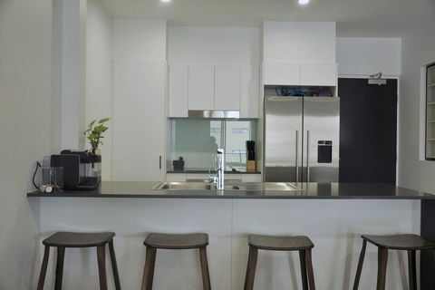Spacious 2 Bed 2 Bath Unit - LUMA APARTMENTS - Sydneys Hotel 3
