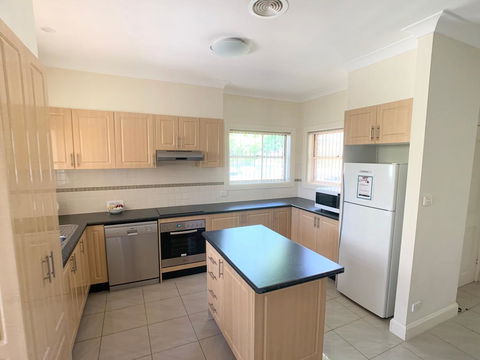 Spacious 2 Bed, 2 Bath Villa - Central Location - Quiet - Sydneys Hotel 1