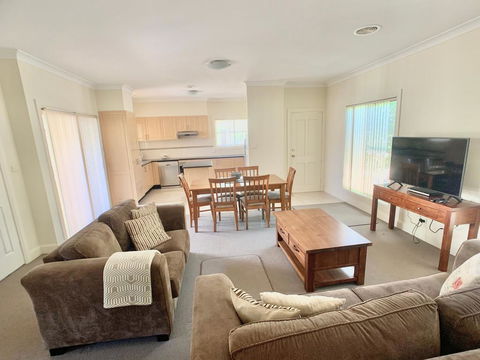 Spacious 2 Bed, 2 Bath Villa - Central Location - Quiet - Sydneys Hotel 0