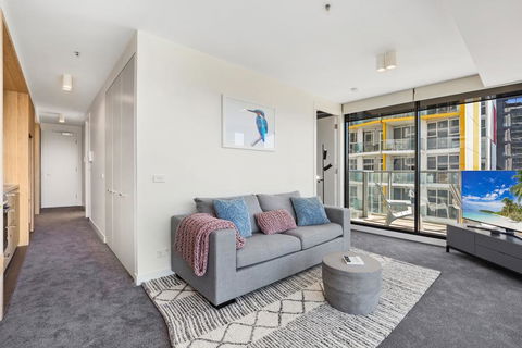 Spacious And Sunny Modern Apartment With City View - Sydneys Hotel 2
