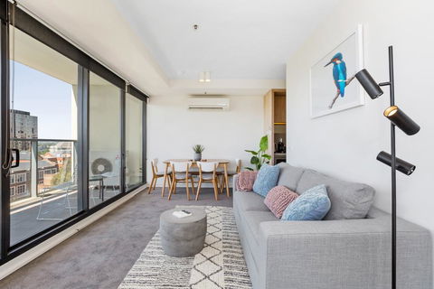 Spacious And Sunny Modern Apartment With City View - Sydneys Hotel 1