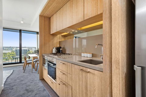 Spacious And Sunny Modern Apartment With City View - Sydneys Hotel 3