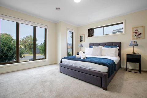 Spacious Lovely 5Beds Home@Point Cook - Sydneys Hotel 1