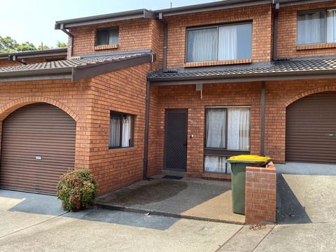 Spacious Townhouse In Wollongong - Sydneys Hotel 3