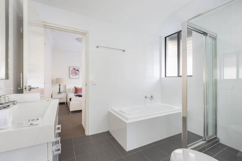 Spacious Two-Bedroom Apartment Near Hospital - Sydneys Hotel 3