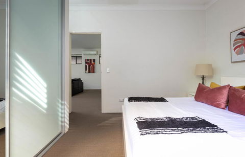 Spacious Two-Bedroom Apartment Near Hospital - Sydneys Hotel 2