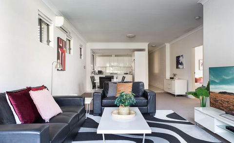 Spacious Two-Bedroom Apartment Near Hospital - Sydneys Hotel 0