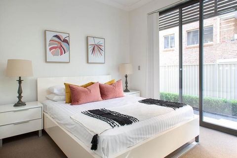 Spacious Two-Bedroom Apartment Near Hospital - Sydneys Hotel 1
