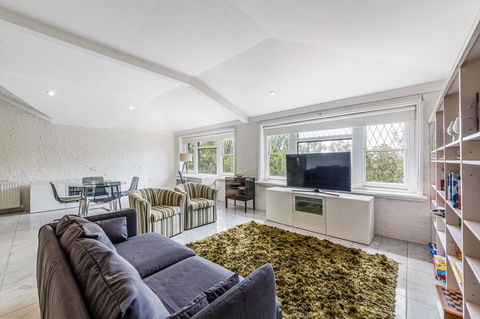 Spoilt For Choice 2-bed/2-bath + Free Parking - Sydneys Hotel 1