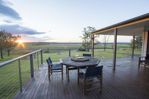 Stockton Rise Country Retreats - Sydneys Hotel 2