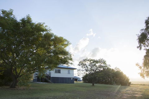 Stockton Rise Country Retreats - Sydneys Hotel 3