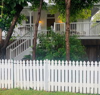 Stranded in Oz Stay in Relaxing Environment FREE WIFI NETFLIX POOL AIR CON - Sydneys Hotel