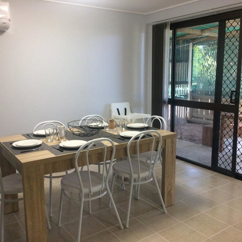 Stretton Lane - Sydneys Hotel 3