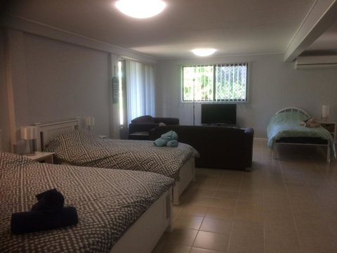 Stretton Lane - Sydneys Hotel 1