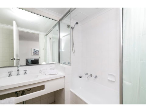 Striking And Super Convenient Studio With Balcony - Sydneys Hotel 2