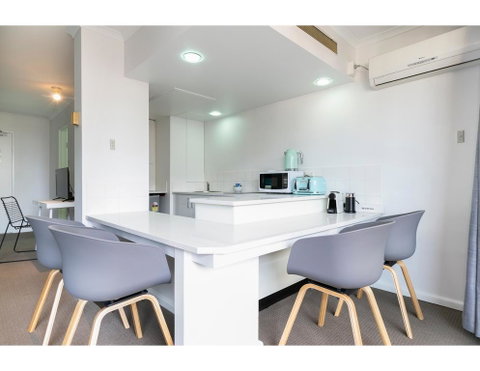 Striking And Super Convenient Studio With Balcony - Sydneys Hotel 1