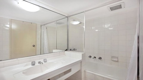 Studio With Balcony At College St - Sydneys Hotel 3