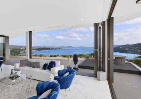 Stylish Penthouse With Views & Jacuzzi - Sydneys Hotel 1
