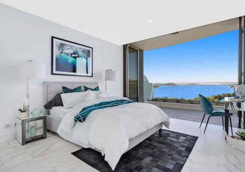 Stylish Penthouse With Views & Jacuzzi - Sydneys Hotel 3